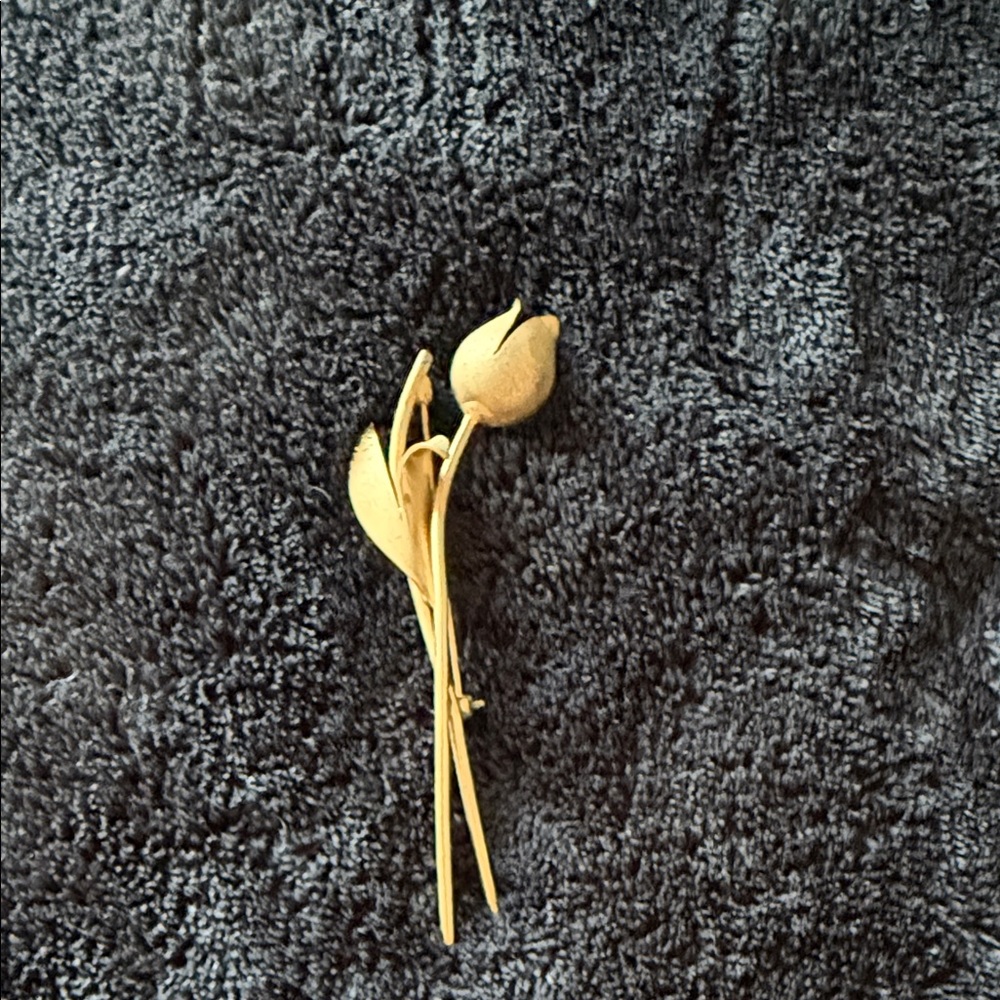 Elegant Gold Rose Brooch